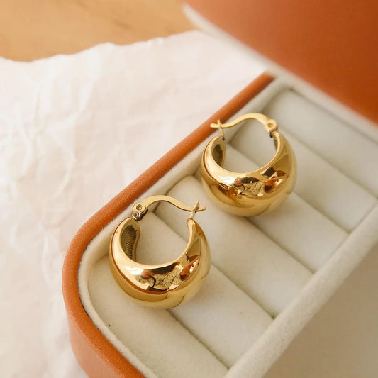 Amélie Round Huggie Earring