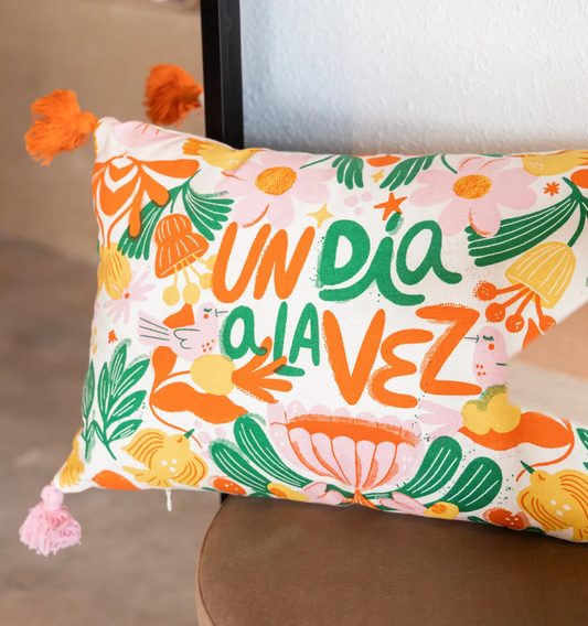 Un Dia A La Vez (One day at a time) Throw pillow