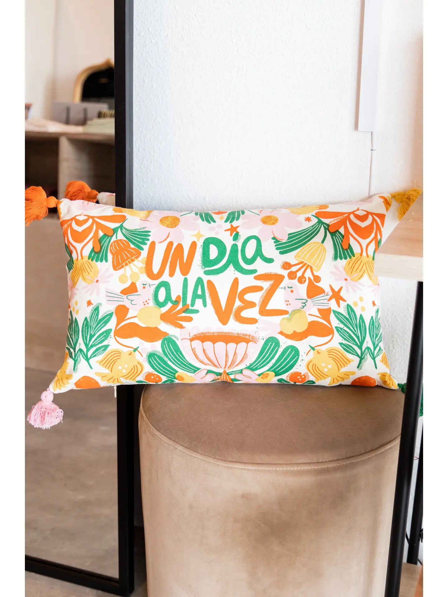 Un Dia A La Vez (One day at a time) Throw pillow